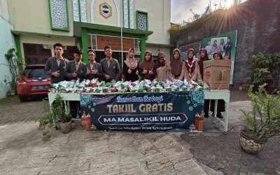 Raih Berkah Ramadhan 1447 H, MA Masalikil Huda Tahunan Adakan Berbagi Takjil Gratis